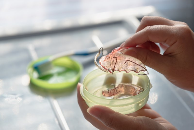 retainer in woman’s hand